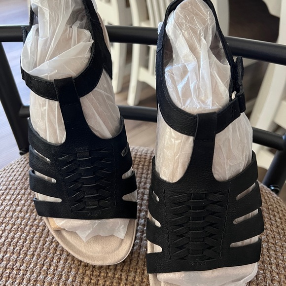 NWT EARTH BLACK SAILA SANDAL 9W - Picture 4 of 6